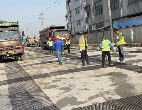 赛罕老材料的新故事：玻璃纤维土工格栅如何在‘白改黑’浪潮中重获新生？