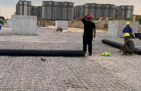 赛罕土工格栅铺设前地基要怎么处理？